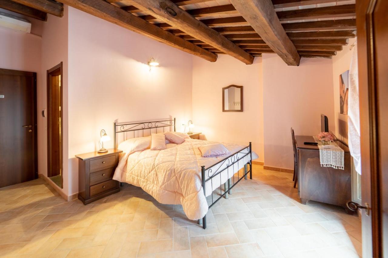 Albergo La Loggia Di San Martino Гуальдо-Тадино Экстерьер фото